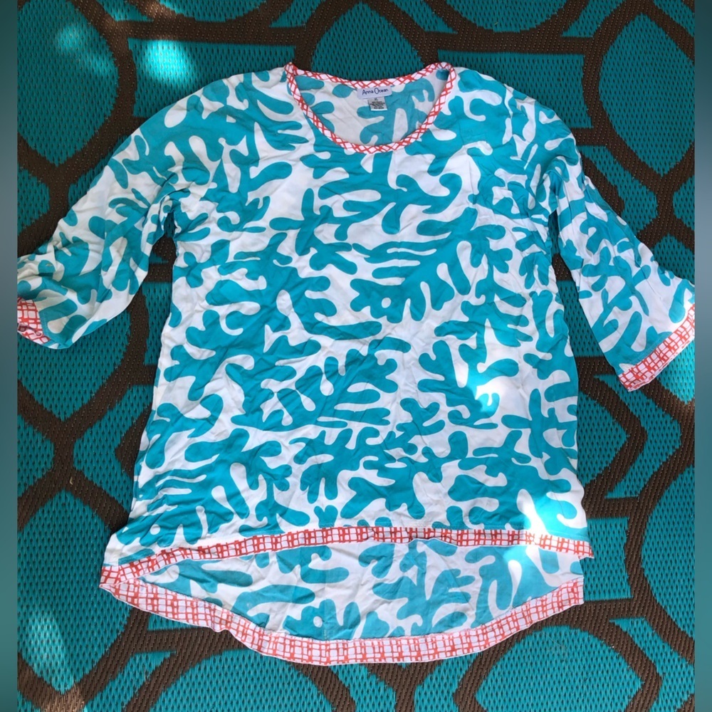 Anna Ocean Blue and White Patterned XL hi lo Top